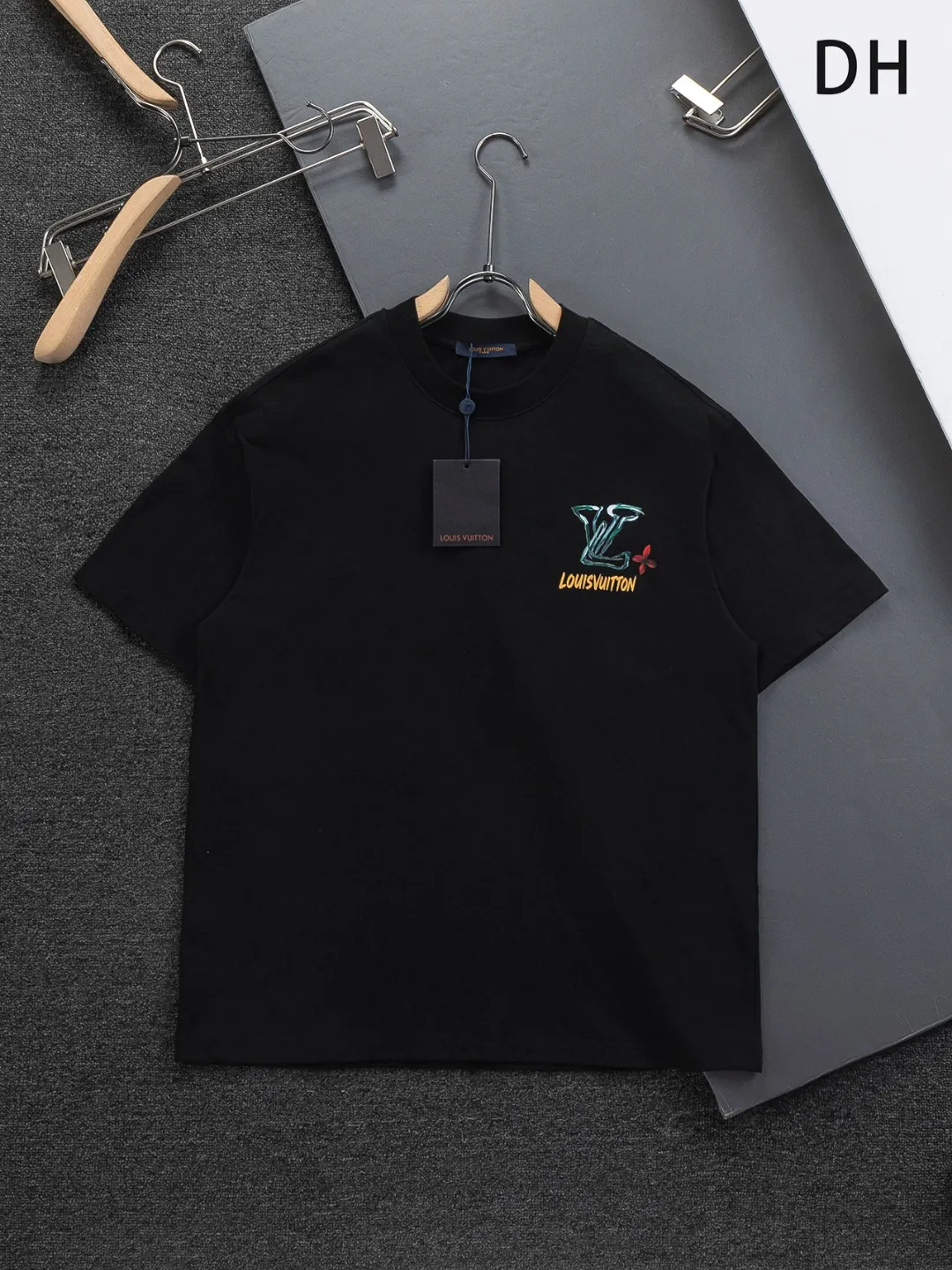 🅿️190 Louis Vuitton 1V LV lv slightly wide version S-XL LV 26ss new products are available at counters simultaneously. Multiple craftsmanship. Small graffiti letter logo on the chest + large graffiti letters logo printing on the back. Round neck short-sleeved T-shirt, same style for men and women! Consigned to one-to-one creation. Synchronized with the official website, pure cotton fabrics at the counter! It is close to the skin and comfortable, durable and easy to wear. It has a classic and simple logo design and meticulous original craftsmanship. Short-sleeves, a must-have item for men, do not appear to be the same for the general public, but must be unique and eye-catching. This LV short-sleeve is all about quality, comfort, the same shape and fashion as always, including fabrics and cutting techniques. All of them have been made with great effort! 320 grams of washed pure cotton fabric, pure cotton is breathable, very refreshing and comfortable for daily wear. The rib knitting on the neckline is smooth and tight, and the neckline will not be skewed if you toss it at will. The loose version, you will find that it looks really good on the upper body. The overall is minimalist and neat, super versatile for daily use! Pair it casually with a pair of pants for a youthful look. A T-shirt will make your outfit crazy. It is a fashionable item that can never go wrong! Color: Black White Size: S-XL Size chart: S: Shoulder width 50-Bust 56-Length 70 M: Shoulder width 52-Bust 57-Length 72 L: Shoulder width 54-Bust 59-Length 74 XL: Shoulder width 56-Bust 62-Length 76